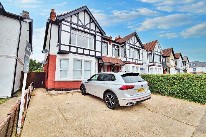 3 Bedroom Flat To Rent In Valkyrie Road, Westcliff-On-Sea, SS0