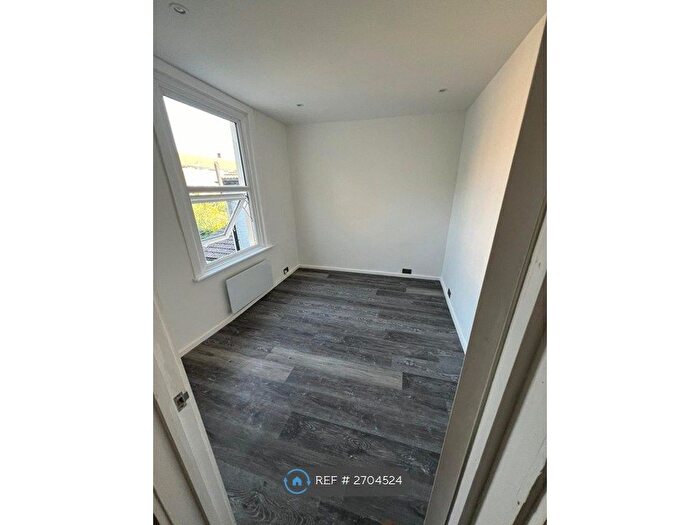 3 Bedroom Flat To Rent In Cobden Road, London, SE25