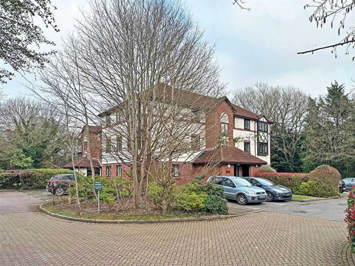 2 Bedroom Flat For Sale In Wordsworth Mead, Redhill, RH1