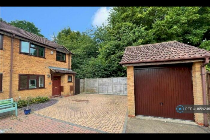 3 Bedroom Semi-Detached House To Rent In Marsom Grove, Luton, LU3