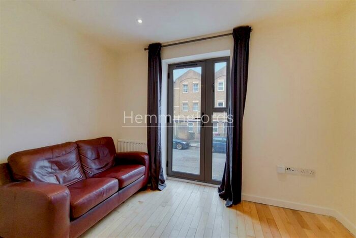 1 Bedroom Apartment To Rent In Platinum Court, Stepney Green, E1
