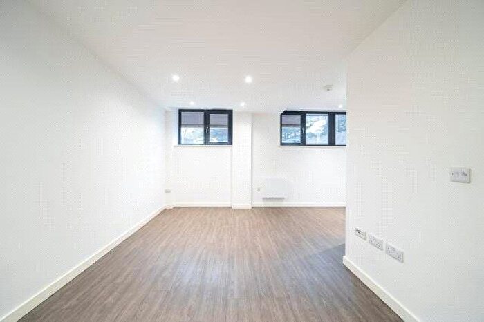 2 Bedroom Flat To Rent In High Road, London, N20