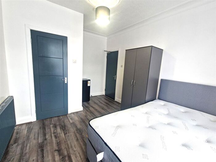 Studio To Rent In Osidge Lane, London, N14