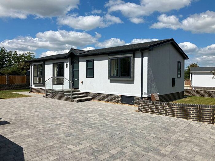 2 Bedroom Mobile/park Home For Sale In Roecliffe, York North Yorkshire, YO51