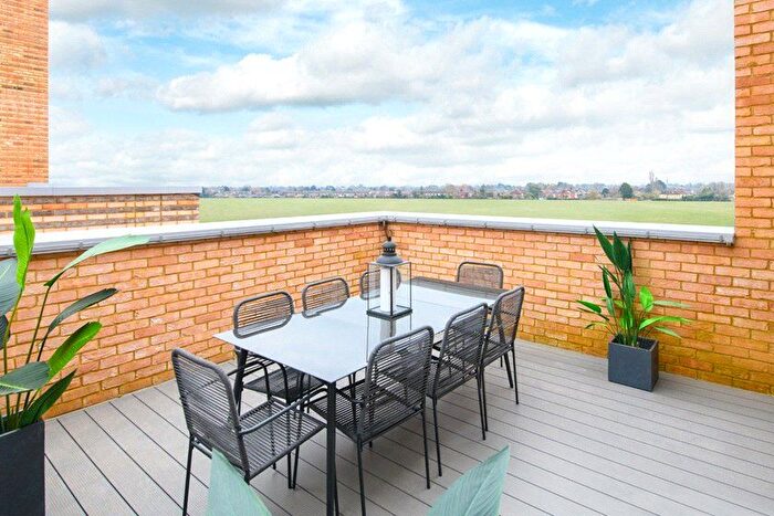 2 Bedroom Flat For Sale In Franklin Gardens, Cambridge, CB3