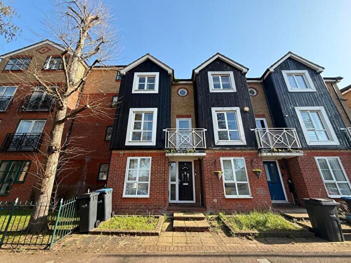 4 Bedroom Town House To Rent In Thorneycroft Drive, Enfield, EN3