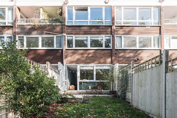 2 Bedroom Maisonette For Sale In Kitley Gardens Iii, London, SE19