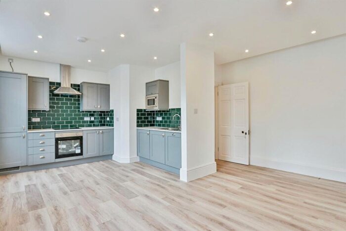 2 Bedroom Flat For Sale In High Street, Poole, BH15