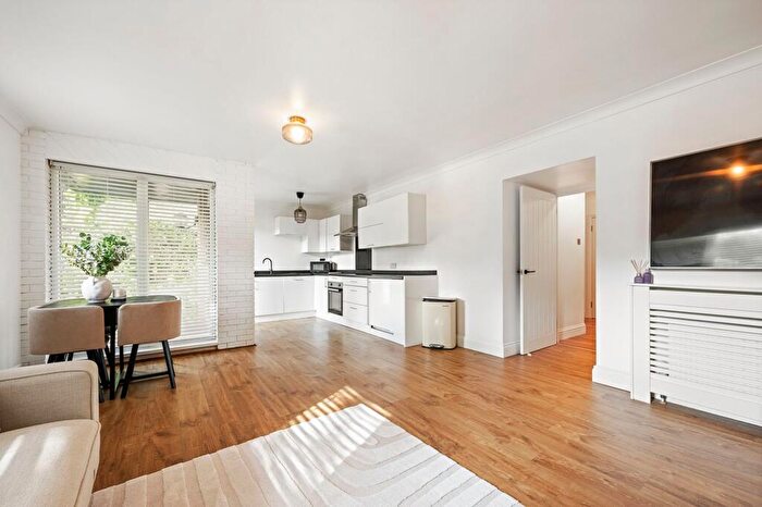 3 Bedroom Flat For Sale In Roslin Road South, Oakwood, BH3