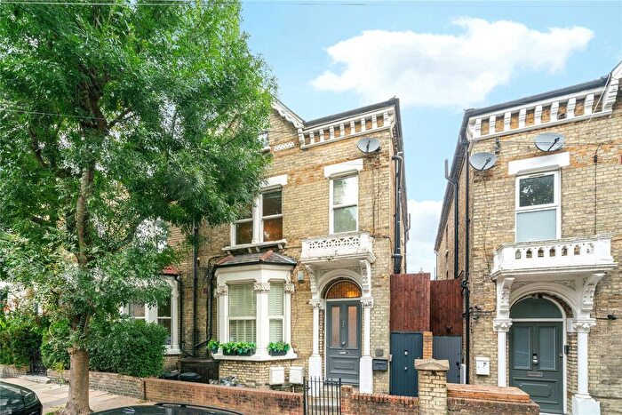 3 Bedroom Flat To Rent In Dents Road, London, SW11