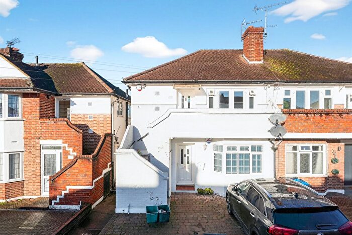 2 Bedroom Maisonette For Sale In Lynmouth Avenue, Morden, SM4