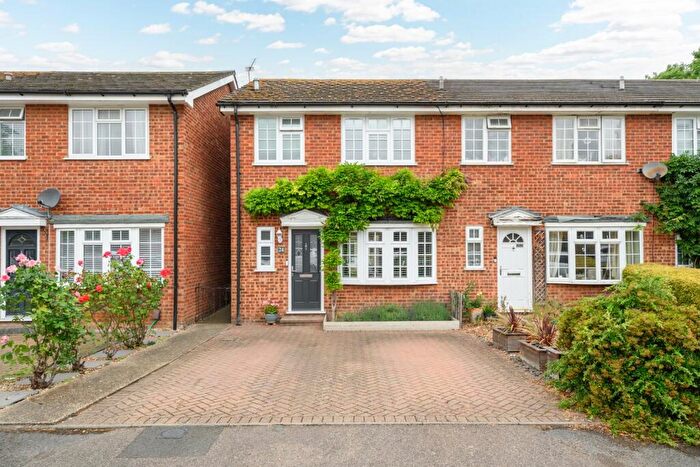 3 Bedroom End Of Terrace House For Sale In Dunsmore Road, Walton-On-Thames, KT12