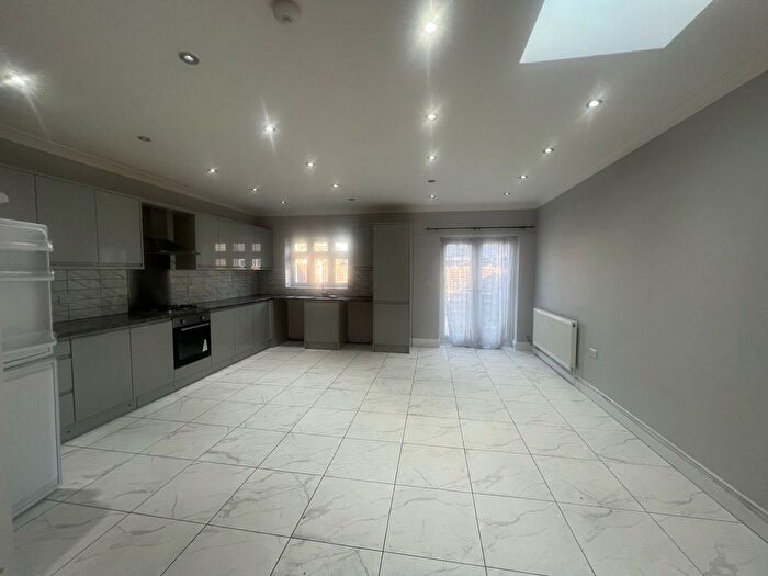 5 Bedroom Terraced House To Rent In Bennetts Castle Lane, Dagenham, Essex, RM8