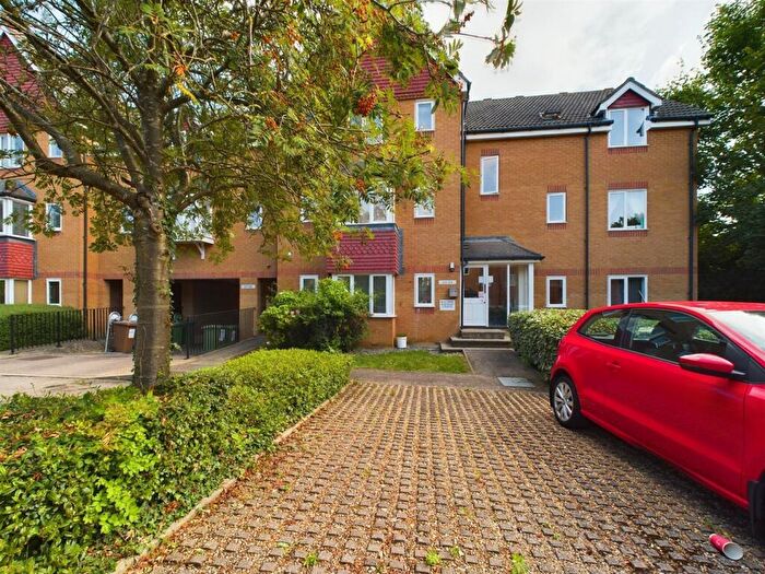 2 Bedroom Flat To Rent In Redoubt Close, Hitchin, Hertfordshire, SG4