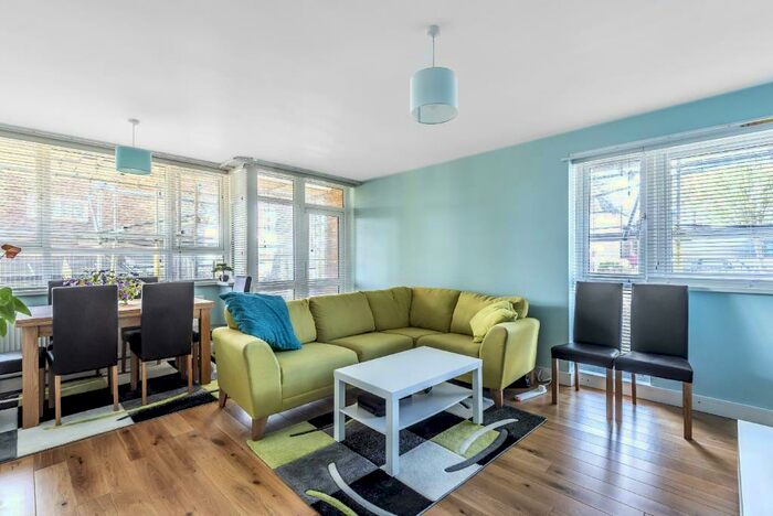 3 Bedroom Apartment To Rent In Bowes Road, Arnos Grove, N11