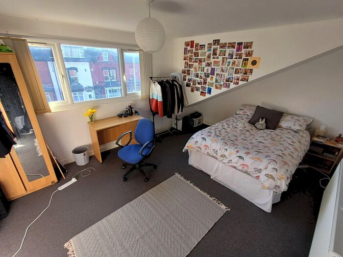 6 Bedroom Semi-Detached House To Rent In Brudenell Mount, Leeds, LS6