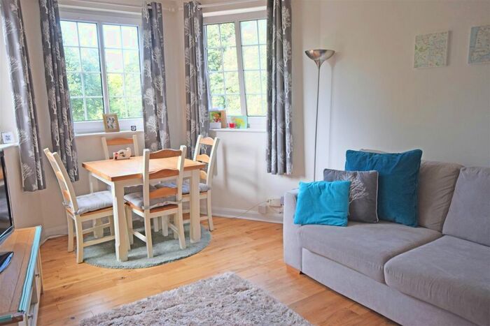 2 Bedroom Flat To Rent In Lebanon Court, Richmond Road, Twickenham, TW1