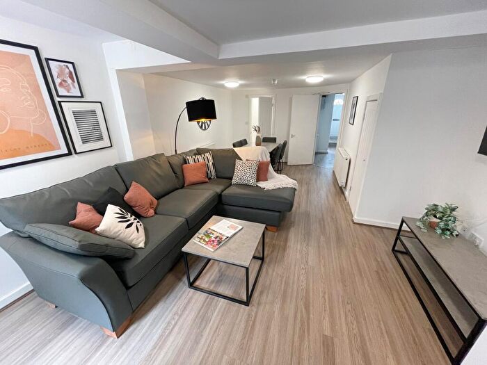 6 Bedroom House To Rent In Kensington, L7