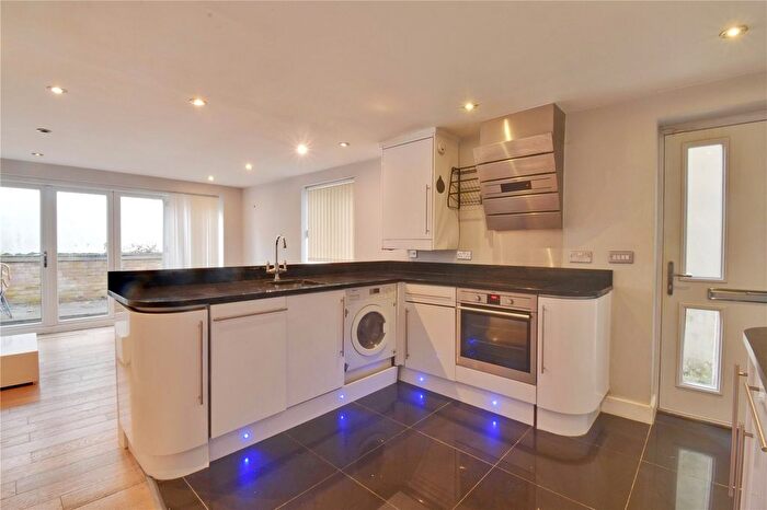 2 Bedroom Flat To Rent In Smith Street, Watford, Hertfordshire, WD18