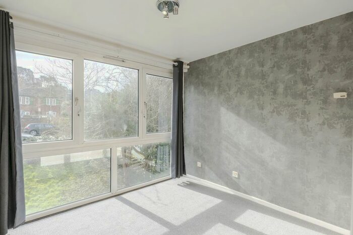 3 Bedroom Flat To Rent In Westleigh Avenue, London, SW15