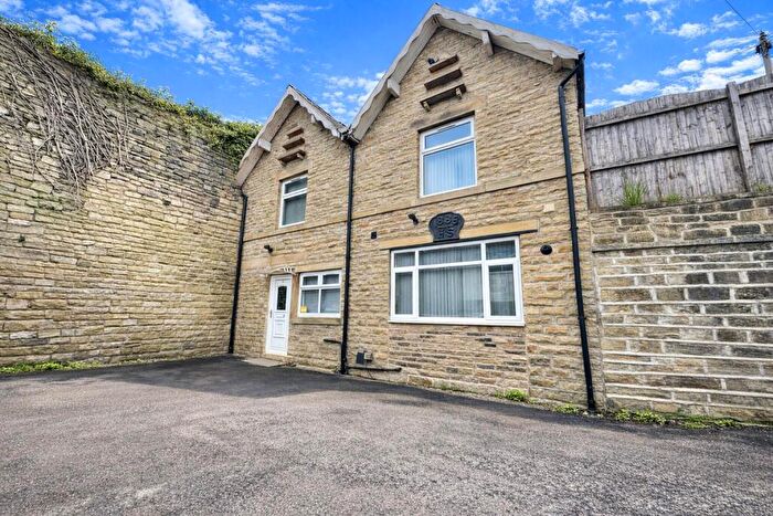 4 Bedroom Detached House For Sale In Haugh Shaw Croft, Halifax, HX1