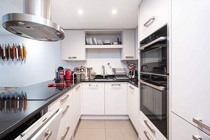 2 Bedroom Flat For Sale In Mile End Road, Whitechapel, London, E1
