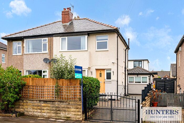 3 Bedroom Semi-Detached House For Sale In Westfield Drive, Yeadon, Leeds, LS19