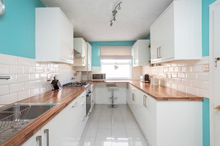 2 Bedroom Apartment To Rent In Bishops Way |, E2