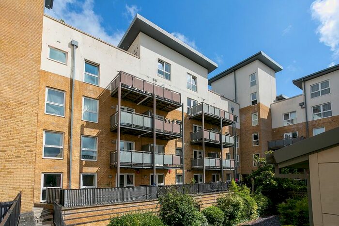 2 Bedroom Flat To Rent In Metropolitan Station Approach, Watford, Hertfordshire, WD18