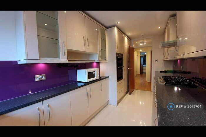 2 Bedroom Flat To Rent In Broadfields Avenue, Edgware, HA8