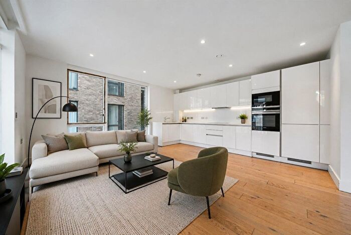 3 Bedroom Flat To Rent In West Row, Ladbroke Grove, W10
