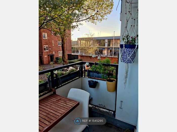 2 Bedroom Flat To Rent In Basil House, London, SW8