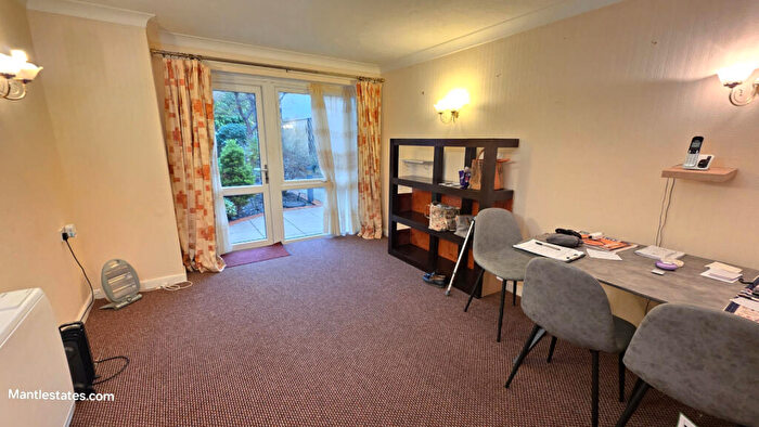 1 Bedroom Flat For Sale In Lychgate Court, Friern Park, N12