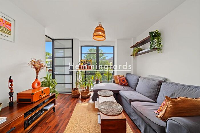 2 Bedroom Apartment To Rent In De Beauvoir Crescent, London, N1