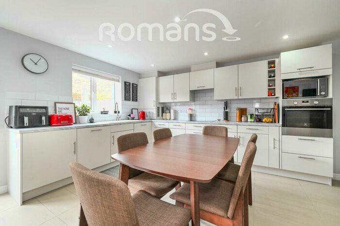 5 Bedroom Semi-Detached House To Rent In Potter Way, RG41