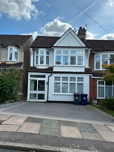 4 Bedroom Semi-Detached House To Rent In Bohun Grove, East Barnet, EN4