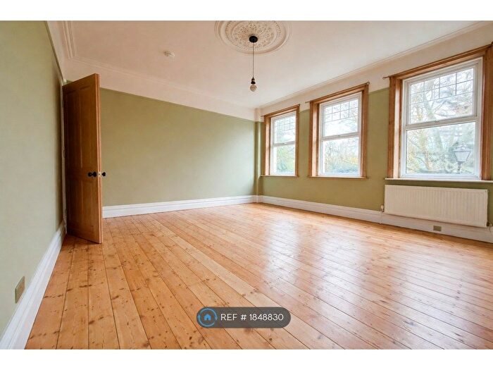 3 Bedroom Flat To Rent In Half Moon Lane, London, SE24