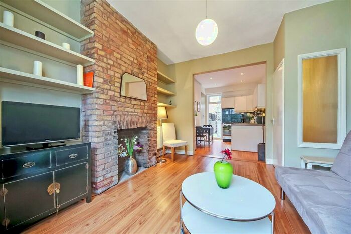 1 Bedroom Flat To Rent In Purves Road, Kensal Green, London, NW10