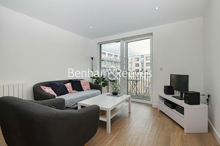 3 Bedroom Flat To Rent In Endeavour House, Surrey Quays, SE16