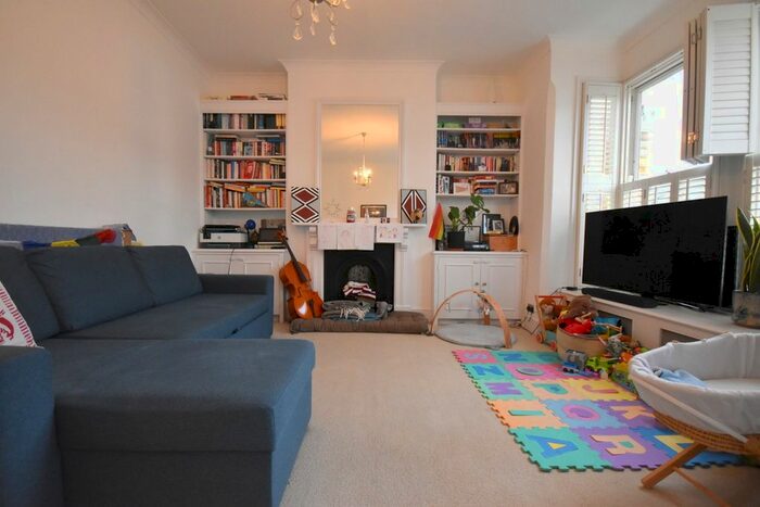 2 Bedroom Flat To Rent In Franconia Road, London, Clapham, SW4