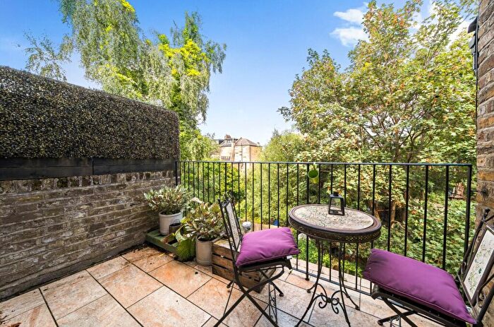 2 Bedroom Apartment For Sale In Tufnell Park Road, London, N7