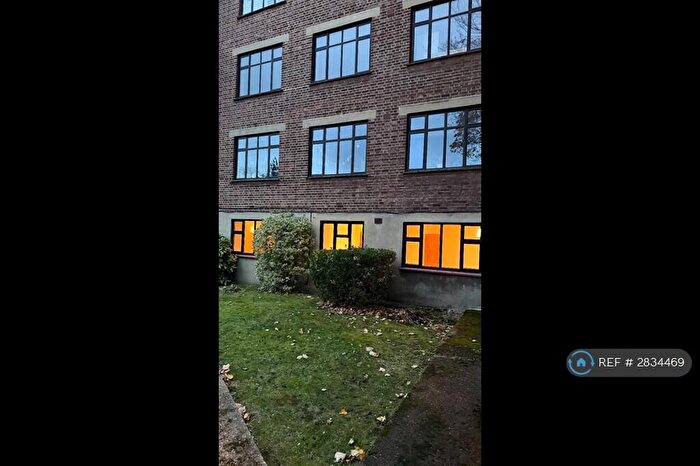 2 Bedroom Flat To Rent In The Crescent, Surbiton, KT6