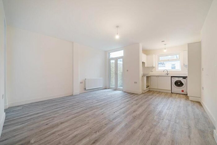 2 Bedroom Flat To Rent In Croydon Road, Beckenham, BR3