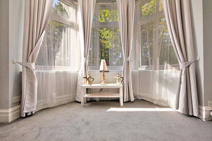 2 Bedroom Flat To Rent In Dallas Road, London, NW4