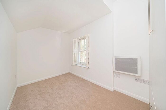 1 Bedroom Flat To Rent In Houblon Road, Richmond, TW10