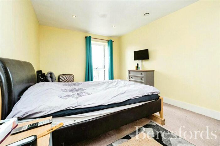 1 Bedroom Apartment For Sale In Dreywood Court, Squirrels Heath Lane, RM2