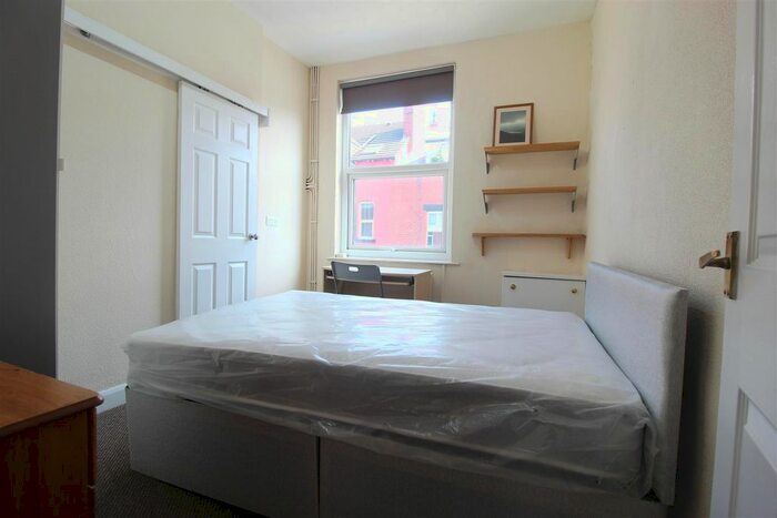 3 Bedroom Flat To Rent In Glebe Avenue, Burley, LS5