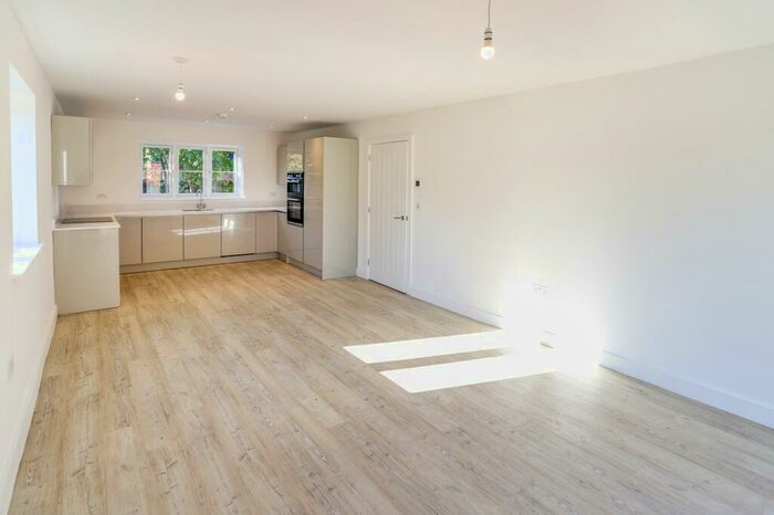 3 Bedroom Chalet For Sale In Eastfield Lane, Ringwood, Hampshire., BH24