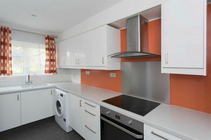 2 Bedroom Flat To Rent In St. Stephens Close, London, E17