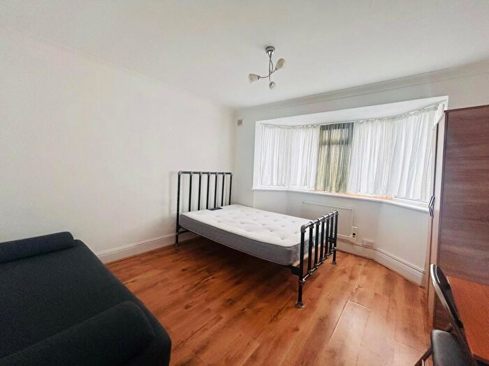3 Bedroom Flat To Rent In Hillside Way, Bevendean, Brighton, BN2